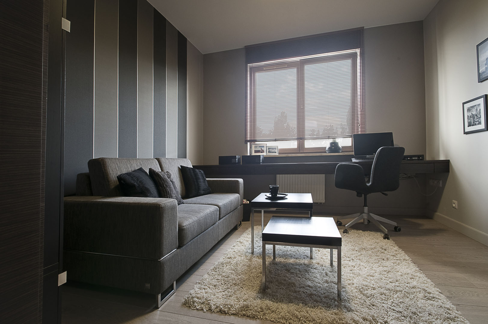 07 sofa tapeta biurko krzesło stoliki kawowe