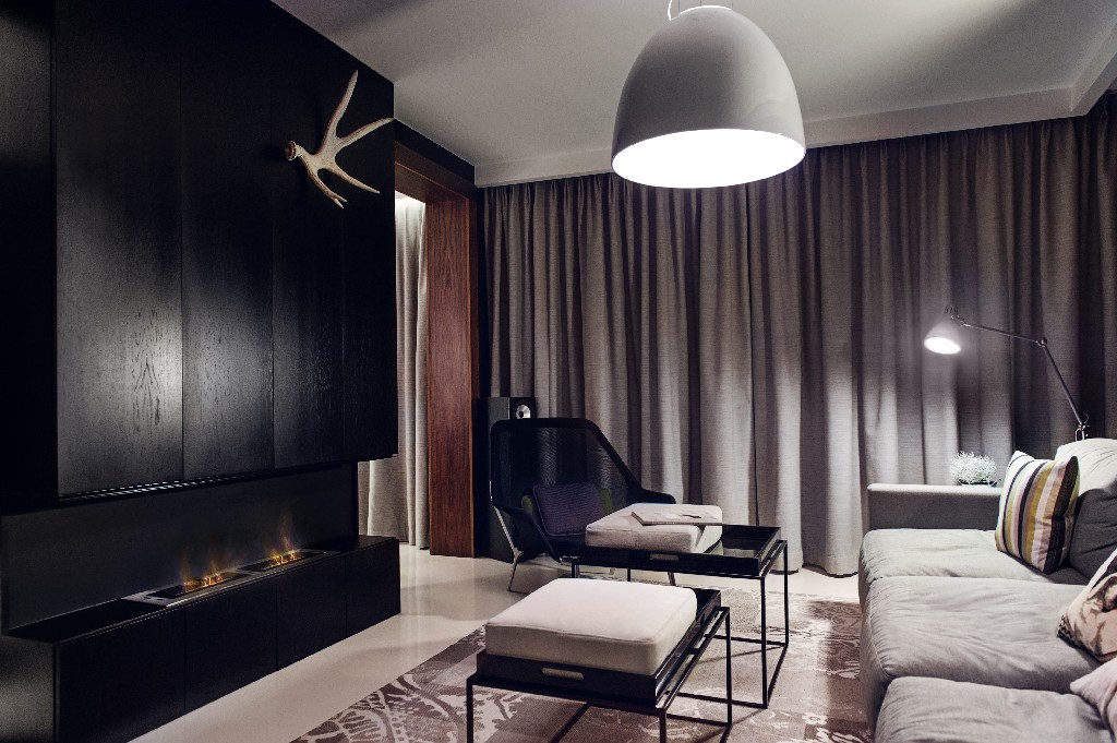08 biała lampa poroże łosia sofa fotel stolik hay tray