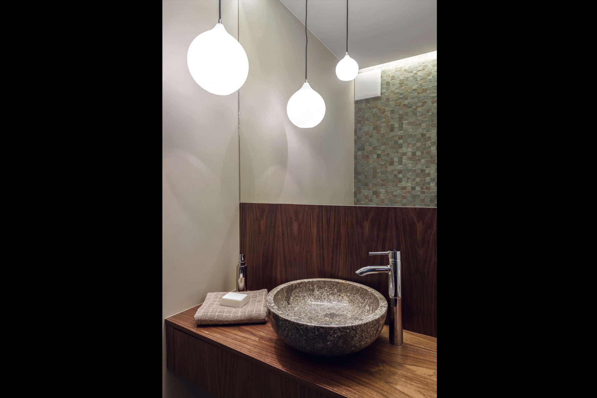 10 kamienna umywalka lampa łezka lustro 